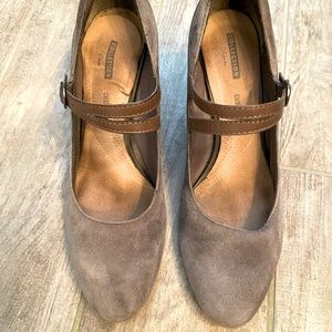 Very pretty Clark’s Collection Soft Cushion insole grey suede pumps.